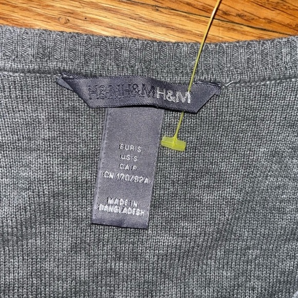 H&M V Neck Knit Sweater- Small PTP 19.5 inch - Picture 4 of 5